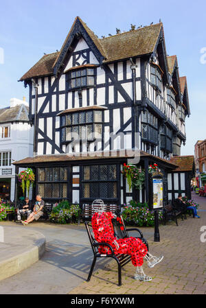 Mohn Man Skulptur saß vor der alten Haus hohe Stadt Hereford UK Stockfoto