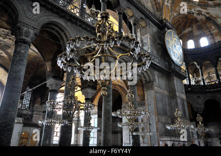 Spalten und Kronleuchter im Inneren der Hagia Sophia (Aya Sofya), Istanbul, Türkei Stockfoto