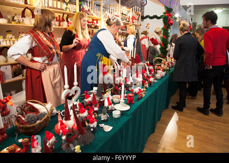 London, UK. 22. November 2015. Massen an der diesjährigen schwedischen Weihnachtsmarkt auf der schwedischen Kirche teilnehmen. Marktstände bringen den Geist der traditionellen schwedischen Weihnacht nach London mit einer breiten Palette Schwedisch Essen, trinken und hand hergestellte Gegenstände. Bildnachweis: Nathaniel Noir/Alamy Live-Nachrichten Stockfoto