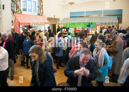 London, UK. 22. November 2015. Massen an der diesjährigen schwedischen Weihnachtsmarkt auf der schwedischen Kirche teilnehmen. Marktstände bringen den Geist der traditionellen schwedischen Weihnacht nach London mit einer breiten Palette Schwedisch Essen, trinken und hand hergestellte Gegenstände. Bildnachweis: Nathaniel Noir/Alamy Live-Nachrichten Stockfoto