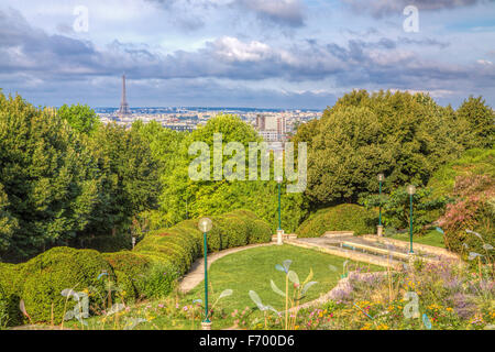 Blick auf Paris Stadtbild mit Eiffelturm vom Belleville Park im Osten Paris Stockfoto