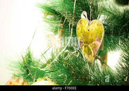 Neujahr-Hintergrund mit Weihnachtsschmuck in Form eines Herzens. Stockfoto