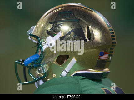Boston, Massachusetts, USA. 21. November 2015. Eine Gesamtansicht der Notre-Dame-Shamrock-Serie Helm während der NCAA Fußball-Spiel-Action zwischen den Boston College Eagles und die Notre Dame Fighting Irish im Fenway Park in Boston, Massachusetts. Notre Dame besiegt Boston College 19-16. John Mersits/CSM/Alamy Live News Bildnachweis: Cal Sport Media/Alamy Live-Nachrichten Stockfoto