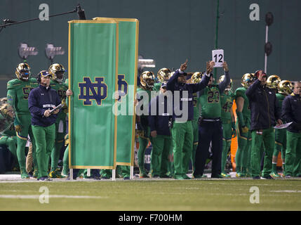 Boston, Massachusetts, USA. 21. November 2015. Eine Gesamtansicht als Notre-Dame-Signale in das Spiel während der NCAA Fußball-Spiel-Action zwischen den Boston College Eagles und die Notre Dame Fighting Irish im Fenway Park in Boston, Massachusetts. Notre Dame besiegt Boston College 19-16. John Mersits/CSM/Alamy Live News Bildnachweis: Cal Sport Media/Alamy Live-Nachrichten Stockfoto