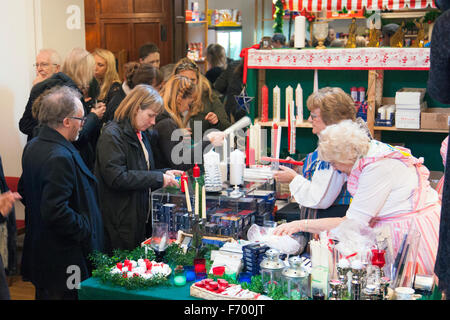 London, UK. 22. November 2015. Massen an der diesjährigen schwedischen Weihnachtsmarkt auf der schwedischen Kirche teilnehmen. Marktstände bringen den Geist der traditionellen schwedischen Weihnacht nach London mit einer breiten Palette Schwedisch Essen, trinken und hand hergestellte Gegenstände. Bildnachweis: Nathaniel Noir/Alamy Live-Nachrichten Stockfoto