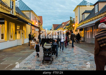 Paris, Frankreich, große Menschenmenge Shopping in Luxury Outlet Mall, Centre Commercial, 'La Valleé Village', in Vororten, Marne-la Vallée, geschäftige Straßenszene-Familien zu weihnachten Stockfoto