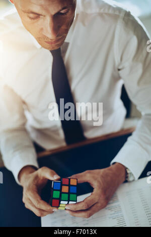 Geschäftliches Problem und Lösung von Herausforderungen Konzept und immer Ideen arbeiten konzentriert Stockfoto