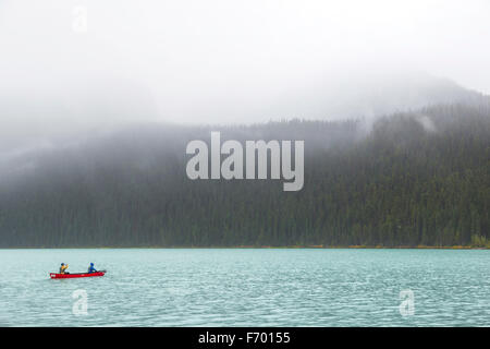 Nebel und Regen eine geheimnisvolle Stimmung am Lake Louise, Banff Nationalpark, Alberta, Kanada, Nordamerika zu schaffen. Stockfoto