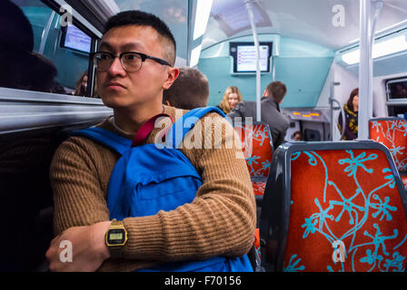 Paris, Frankreich, chinesischer Tourist fährt mit der U-Bahn U-Bahn, RER SNCF in den Vororten, paris Metro Passagiere, Pendler sitzend in der U-Bahn Stockfoto