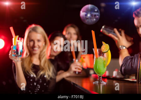 Junge Freunde tranken Cocktails zusammen auf party Stockfoto