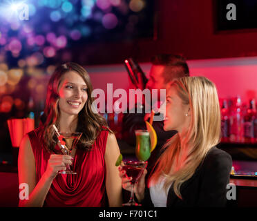 Zwei Mädchen an der Bar mit cocktail trinken Stockfoto