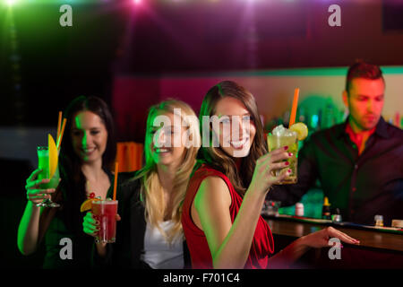 Junge Freunde tranken Cocktails zusammen auf party Stockfoto