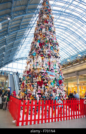 November 2015 - gemacht Weihnachtsbaum von Stofftieren von Disney, London, UK Stockfoto