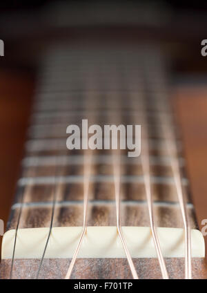 Gitarre-Nuss und Saiten einer Gitarre Stahlsaiten Stockfoto