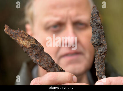 Riol, Deutschland. 17. November 2015. Staatlichen Archäologen mit der Generaldirektion für kulturelle Hertiage (GDKE) des Landes Rheinland-Pfalz, Axel von Berg, präsentiert zwei Speerspitzen - Reste von einem Kampf zwischen keltisch-germanischen Stammes der Treveri und Roman Emperor Vespasian im Jahr 70 - auf einem Hügel in der Nähe von Riol, Deutschland, 17. November 2015. Die Ergebnisse stammen aus einem Sammler, der die felsigen Hügel mit einem Metalldetektor in den frühen 1980er Jahren erforscht. Foto: Harald Tittel/Dpa/Alamy Live News Stockfoto