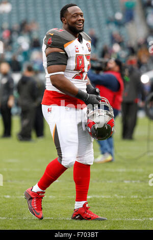 Philadelphia, Pennsylvania, USA. 22. November 2015. Tampa Bay Buccaneers defensive Tackle Gerald McCoy (93) reagiert während der Warm-ups vor dem NFL-Spiel zwischen den Tampa Bay Buccaneers und die Philadelphia Eagles am Lincoln Financial Field in Philadelphia, Pennsylvania. Bildnachweis: Cal Sport Media/Alamy Live-Nachrichten Stockfoto