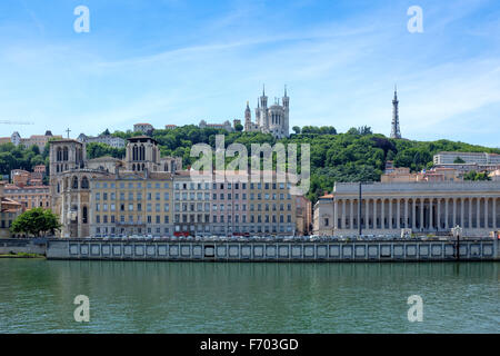 Blick von Westen über Fluss Saone zur Basilika Notre Dame de Fourvière, Lyon, Frankreich Stockfoto