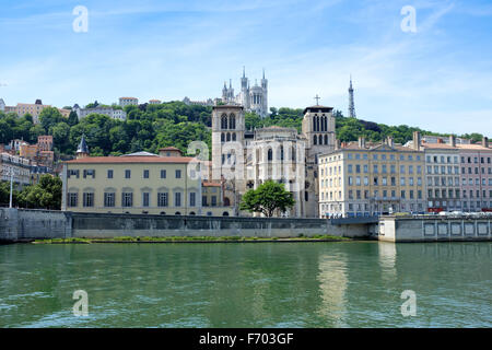 Blick von Westen über Fluss Saone zur Basilika Notre Dame de Fourvière, Lyon, Frankreich Stockfoto