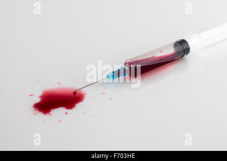 Spritze mit Blut auf mit Hintergrund Stockfoto