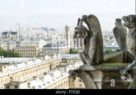 Stone Dämonen Wasserspeier Und Chimera mit Stadt Paris auf Hintergrund. Blick vom Turm der Notre-Dame. Vintage-Look-Bild Stockfoto