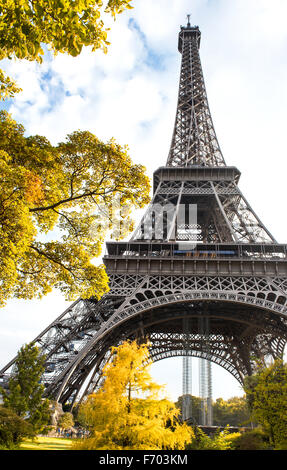 Berühmte Eiffelturm im Herbst. La Tour Eiffel, Paris, Frankreich Stockfoto