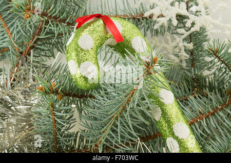 Lollipop-Bonbons auf eine Tanne Weihnachtsbaum Zweig Dekoration Stockfoto