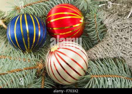 Bunten Weihnachtsschmuck auf einem Weihnachtsbaum Tanne. Weihnachts- und Winterzeit mal abstrakt Stockfoto