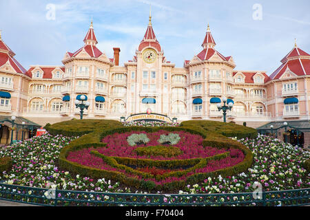 Disneyland Hotel und Eingang zum Disneyland Paris Marne-la-Vallée Chessy Frankreich Stockfoto