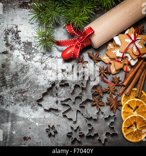 Weihnachtsbaum Äste, Cookies und Backzutaten. Vintage-Stil getönten Bild Stockfoto