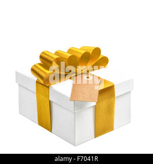 Geschenkbox mit gelben Goldband Bogen und Tag isoliert auf weißem Hintergrund ohne Schatten und Reflexion Stockfoto
