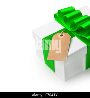 Weißen Geschenkbox mit Greenribbon Bogen und Tag isoliert auf weißem Hintergrund. Geschenk-Karte-Konzept Stockfoto