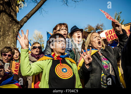 Barcelona, Spanien. 22. November 2015.  Demonstranten rufen Parolen, wie sie zeigen für die Einheit der Pro-Unabhängigkeit Parteien im katalanischen Parlament stimmen mit ihren 72 Abgeordneten eine katalanische Regierung vereint und für die Unabhängigkeit von Spanien in Barcelona Ciutadella Parc Credit: Matthi/Alamy Live-Nachrichten Stockfoto