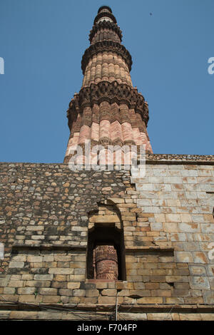 Qutub Minar Komplex, das höchste Minarett in Indien, zum UNESCO-Weltkulturerbe. Qutub Komplex, Delhi, Indien Stockfoto