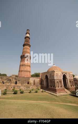 Qutub Minar Komplex, das höchste Minarett in Indien, zum UNESCO-Weltkulturerbe. Qutub Komplex, Delhi, Indien Stockfoto