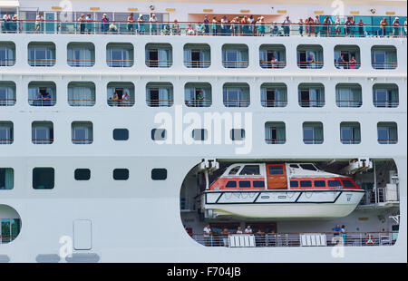 Passagieren säumen das Deck eines Kreuzfahrtschiffes, wie es in Venedig Veneto Italien Europa kommt Stockfoto