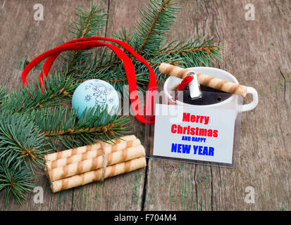 Nadelwald Branch, Kekse, Kaffee und Etikett mit der Aufschrift Weihnachten, ein Still-Leben zum Thema Weihnachten und Ne Verknüpfung Stockfoto