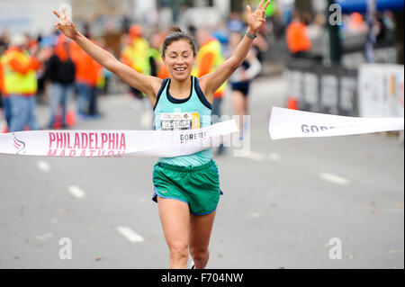 Philadelphia, Pennsylvania, USA. 22. November 2015. GISELA OLALDE GRANADOiS gewinnt der Gore-Tex Philadelphia Womens Marathon 2015 am Ben Franklin Parkway in Philadelphia Pa Credit: Ricky Fitchett/ZUMA Draht/Alamy Live News Stockfoto