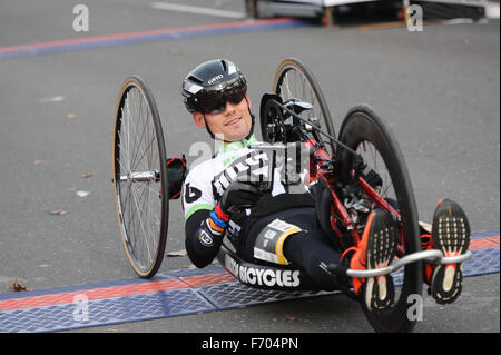 Philadelphia, Pennsylvania, USA. 22. November 2015. Rollstuhl-Marathonläufer auf der Gore-Tex Philadelphia Marathon 2015 statt auf Ben Franklin Parkway in Philadelphia Pa Credit: Ricky Fitchett/ZUMA Draht/Alamy Live News Stockfoto