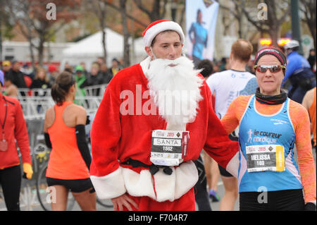 Philadelphia, Pennsylvania, USA. 22. November 2015. Santa-Marathon-Läufer auf der Gore-Tex Philadelphia Marathon 2015 am Ben Franklin Parkway in Philadelphia Pa Credit: Ricky Fitchett/ZUMA Draht/Alamy Live News Stockfoto