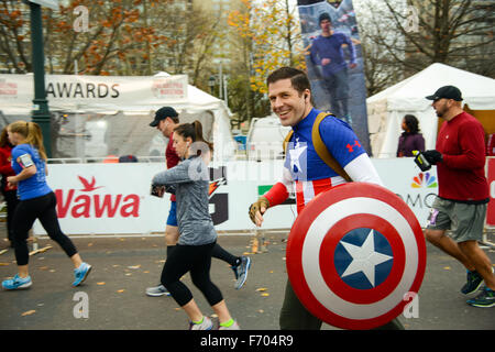 Philadelphia, Pennsylvania, USA. 22. November 2015. Marathon-Läufer am Start Linie der Gore-Tex Philadelphia Marathon 2015 am Ben Franklin Parkway in Philadelphia Pa Credit: Ricky Fitchett/ZUMA Draht/Alamy Live News Stockfoto