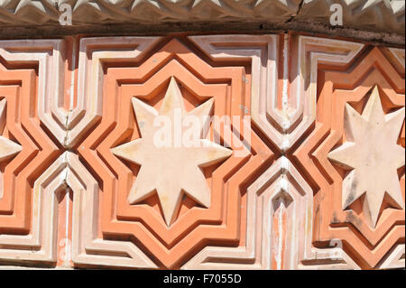 Der Davidstern-Muster auf der Mauer außerhalb der Dohany Straße große Synagoge, Budapest, Ungarn. Stockfoto