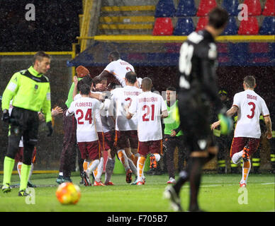 Bologna, Italien. 21. November 2015. Der Roma nach vorne Edin Dzeko feiert nach einem Tor 1-2 mit Teamkollegen in die italienische Serie A Fußballspiel zwischen FC Bologna V AS Roma im Dall'Ara-Stadion am 21. November 2015 in Bologna. Bildnachweis: Andrea Spinelli/Alamy Live-Nachrichten Stockfoto