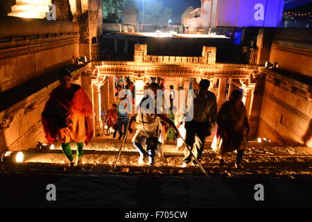 Ahmedabad, Indien, 21. November 2015. Die Klänge der Tabla, Santur und kartal geschmolzen mühelos mit Schlagzeug, Keyboard, Gitarre und new Age als Kunsterbe trafen sich in der Nähe des 15. Jahrhunderts Stufenbrunnen in Adalaj am Samstagabend. Bildnachweis: NISARGMEDIA/Alamy Live-Nachrichten Stockfoto