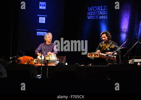 Ahmedabad, Indien, 21. November 2015. Die Klänge der Tabla, Santur und kartal geschmolzen mühelos mit Schlagzeug, Keyboard, Gitarre und new Age als Kunsterbe trafen sich in der Nähe des 15. Jahrhunderts Stufenbrunnen in Adalaj am Samstagabend. Bildnachweis: NISARGMEDIA/Alamy Live-Nachrichten Stockfoto