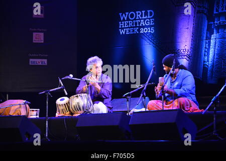 Ahmedabad, Indien, 21. November 2015. Die Klänge der Tabla, Santur und kartal geschmolzen mühelos mit Schlagzeug, Keyboard, Gitarre und new Age als Kunsterbe trafen sich in der Nähe des 15. Jahrhunderts Stufenbrunnen in Adalaj am Samstagabend. Bildnachweis: NISARGMEDIA/Alamy Live-Nachrichten Stockfoto