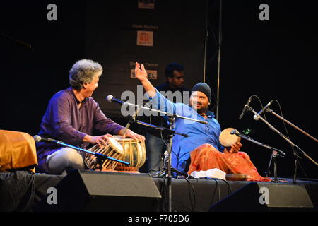 Ahmedabad, Indien, 21. November 2015. Die Klänge der Tabla, Santur und kartal geschmolzen mühelos mit Schlagzeug, Keyboard, Gitarre und new Age als Kunsterbe trafen sich in der Nähe des 15. Jahrhunderts Stufenbrunnen in Adalaj am Samstagabend. Bildnachweis: NISARGMEDIA/Alamy Live-Nachrichten Stockfoto