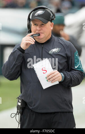 Philadelphia, Pennsylvania, USA. 22. November 2015. Philadelphia Eagles Cheftrainer Chip Kelly blickt auf in der NFL-Spiel zwischen den Tampa Bay Buccaneers und die Philadelphia Eagles am Lincoln Financial Field in Philadelphia, Pennsylvania. Christopher Szagola/CSM/Alamy Live-Nachrichten Stockfoto