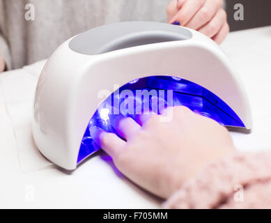 In Verfahren mit Uv Lampe für Nägel Maniküre Stockfoto