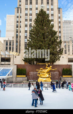 Blick auf den Weihnachtsbaum und Eislaufen am Rockefeller Center in Midtown Manhattan Stockfoto