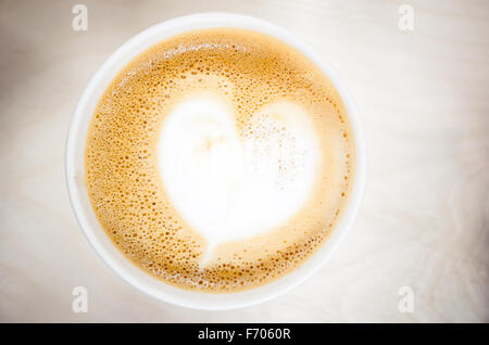 Tasse Cappuccino mit Milchschaum in Herzform. Ansicht von oben, selektiven Fokus Stockfoto